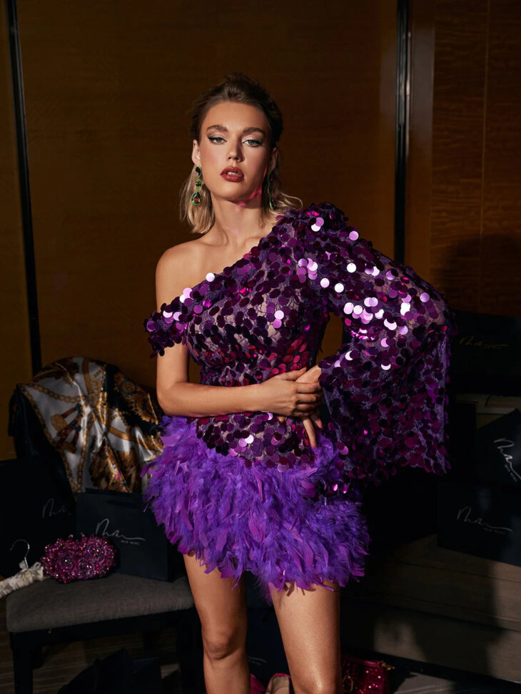Ettie - Robe asymétrique en dentelle et plumes à sequins – Image 3