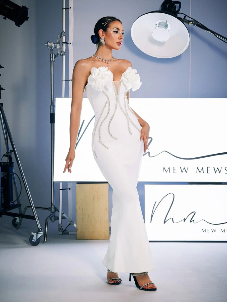 Robe bandage sans bretelles à fleurs en cristal Musa en blanc – Image 4