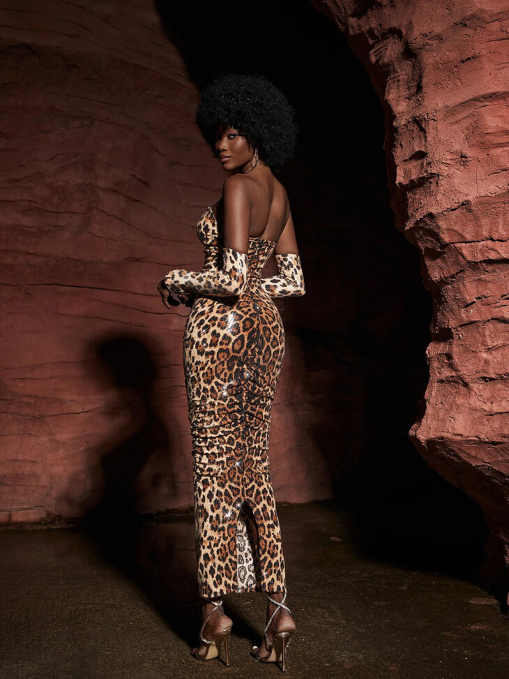 Robe longue sans bretelles à sequins léopard Peyton – Image 4