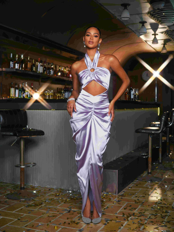 Robe longue en satin à découpes et col licou Kaily – Image 5
