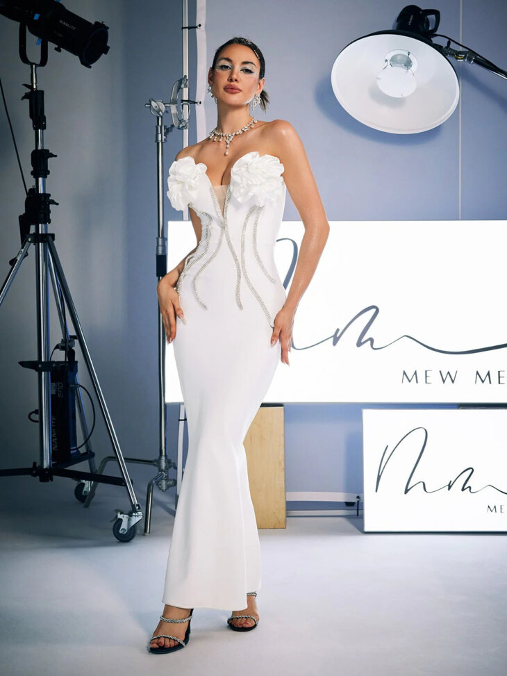 Robe bandage sans bretelles à fleurs en cristal Musa en blanc – Image 3