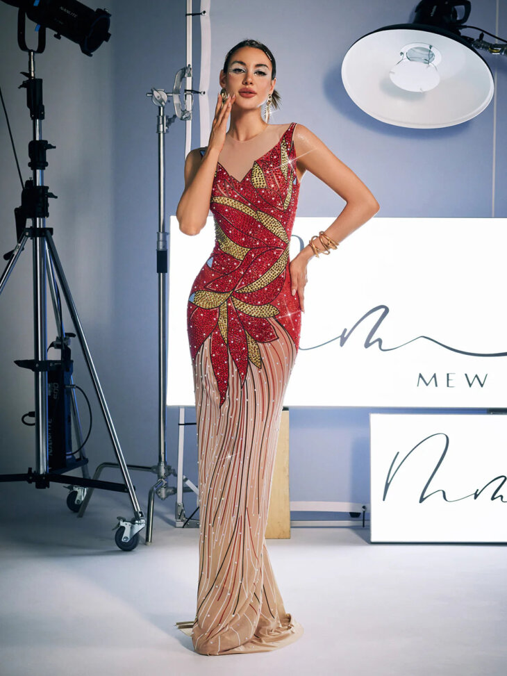 Robe longue ornée de perles de cristal Leofric – Image 2