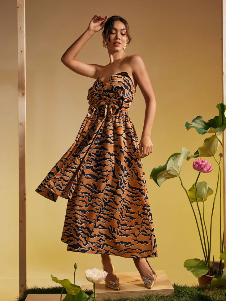 Robe mi-longue sans bretelles avec nœud imprimé tigre Marley – Image 4