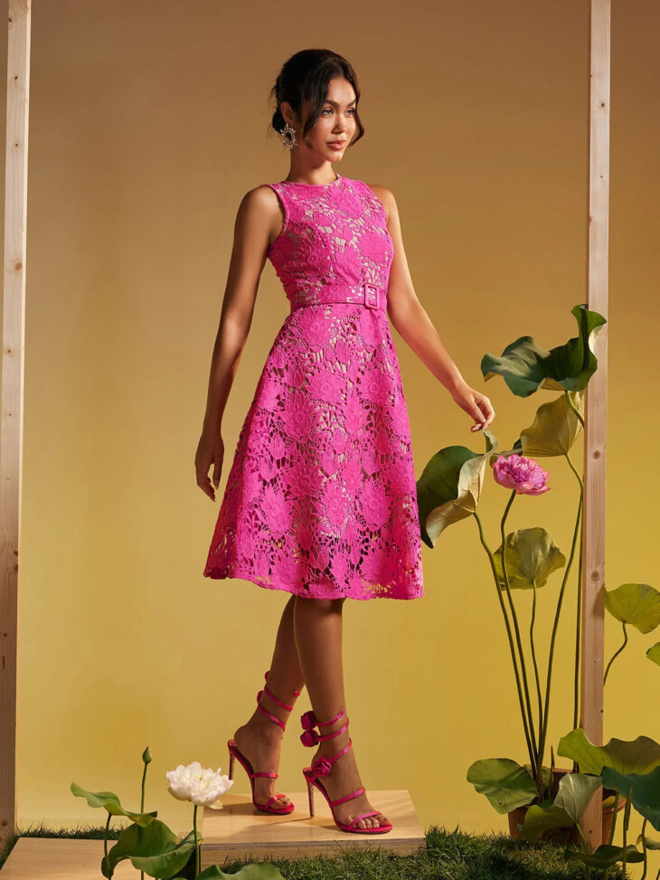 Robe mi-longue brodée de fleurs sans manches Enda