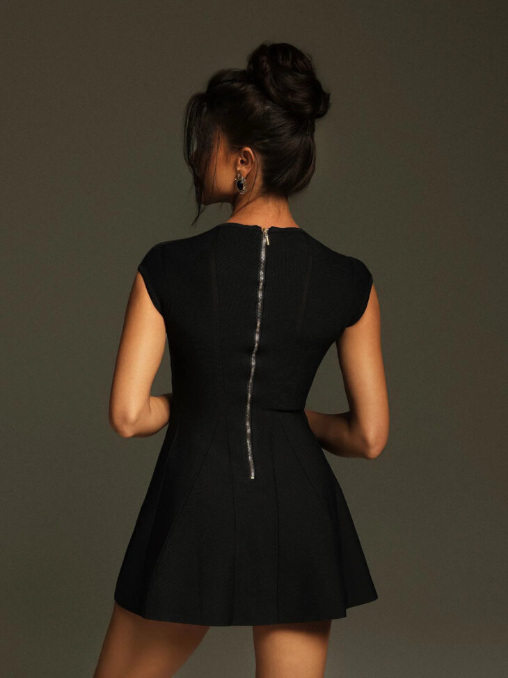 Tameron - Robe courte en maille boutonnée à col en V - Noir – Image 2