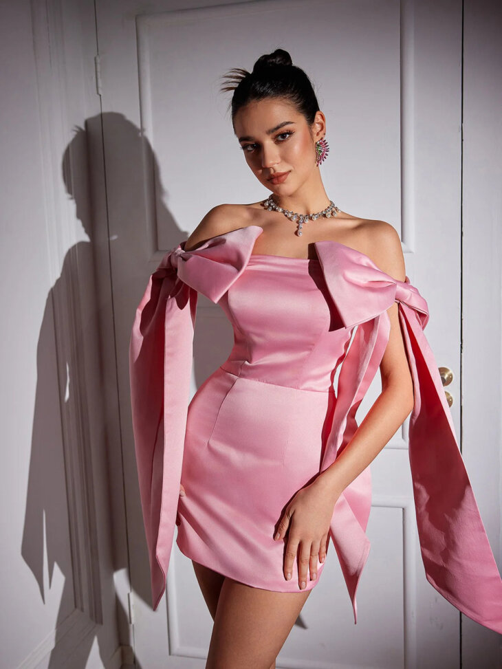Mini-robe en satin à épaules dénudées et nœud Camerin – Image 4