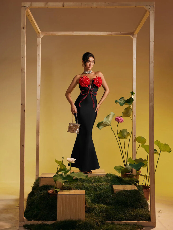 Robe longue sans bretelles en cristal à fleurs Musay – Image 5
