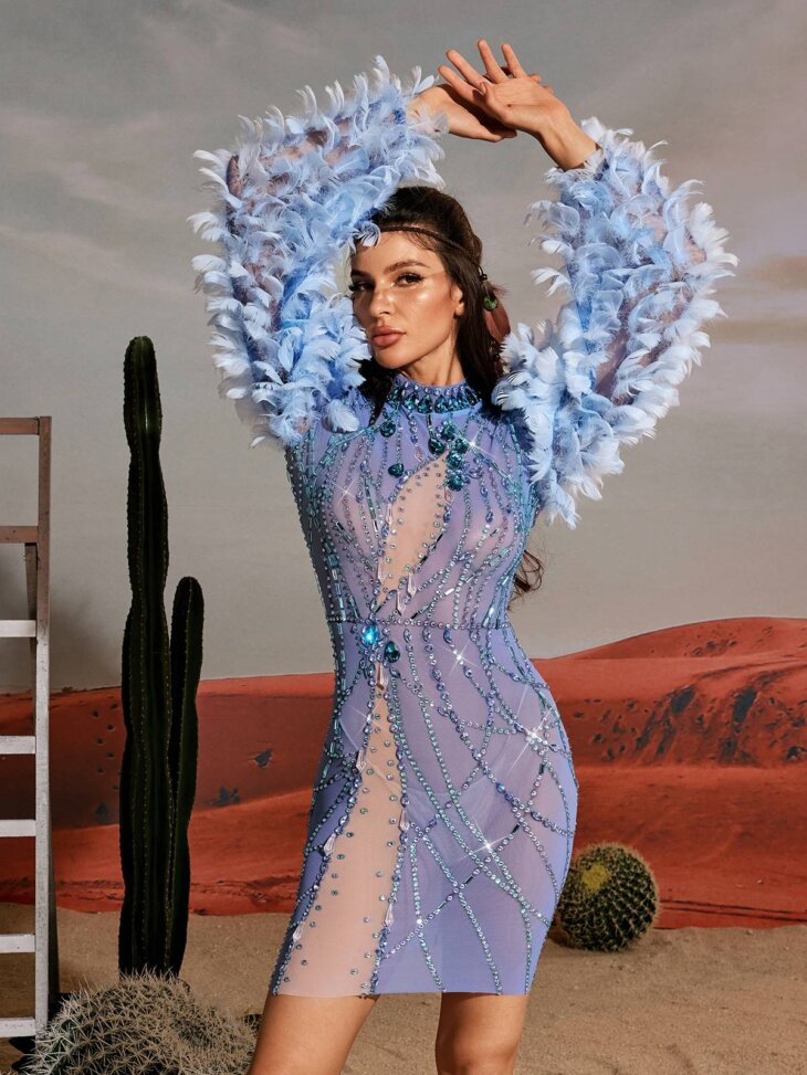 Mini-robe ornée de plumes à manches longues Platon – Image 5