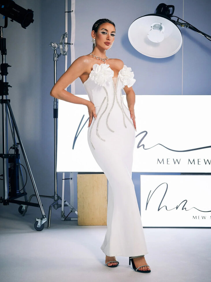 Robe bandage sans bretelles à fleurs en cristal Musa en blanc – Image 2