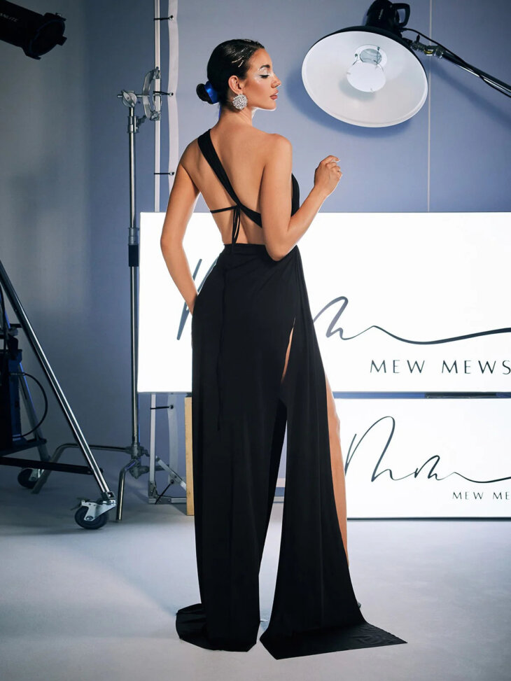 Mihi - Robe longue dos nu drapée et découpée - Noir – Image 5