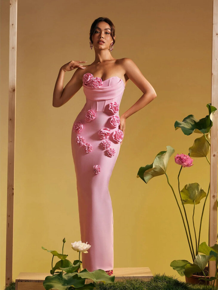 Arushi - Robe bandage fleurie sans bretelles en rose