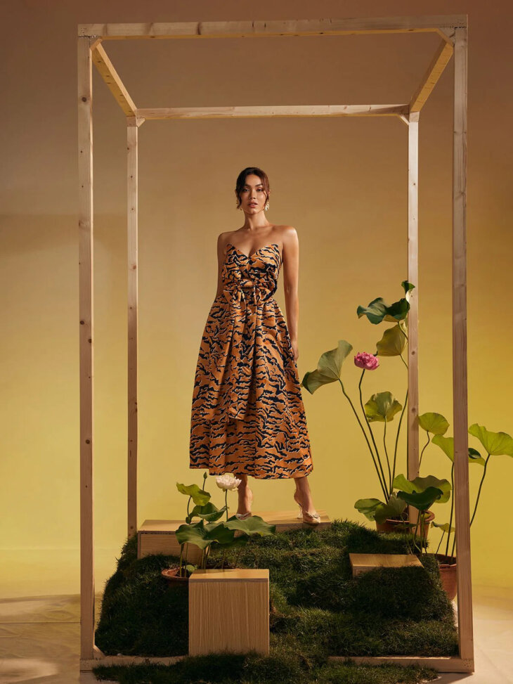 Robe mi-longue sans bretelles avec nœud imprimé tigre Marley – Image 5