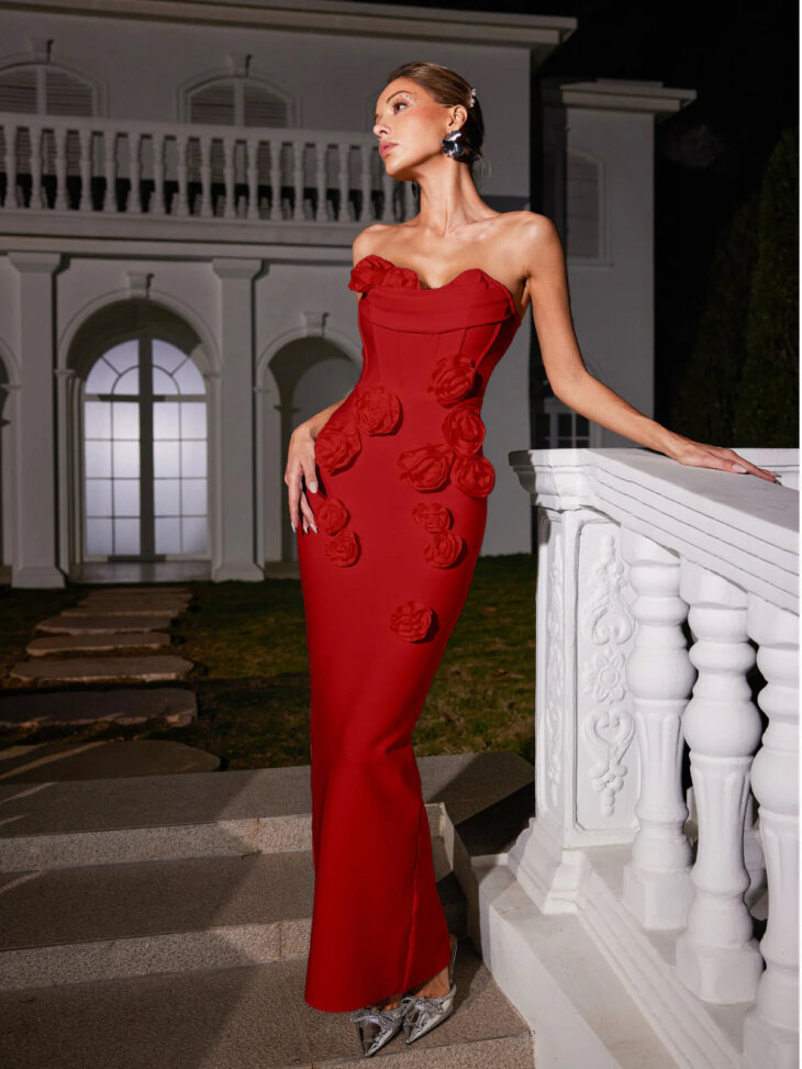 Arushi - Robe bandage fleurie sans bretelles en rouge