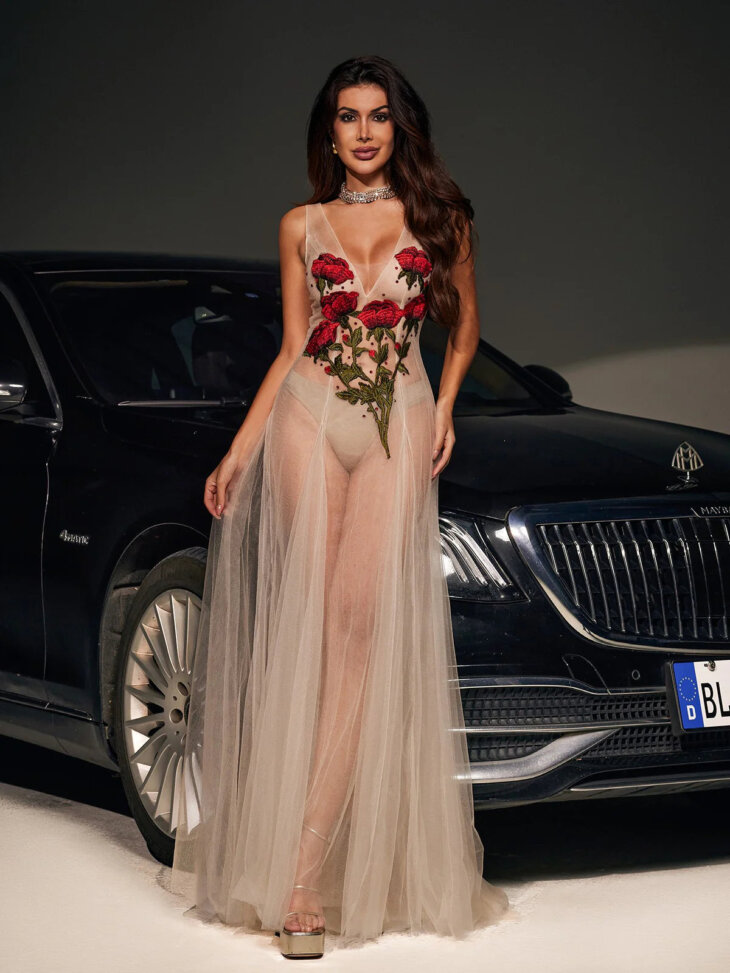 Robe en maille brodée de fleurs à col en V Kateri – Image 5