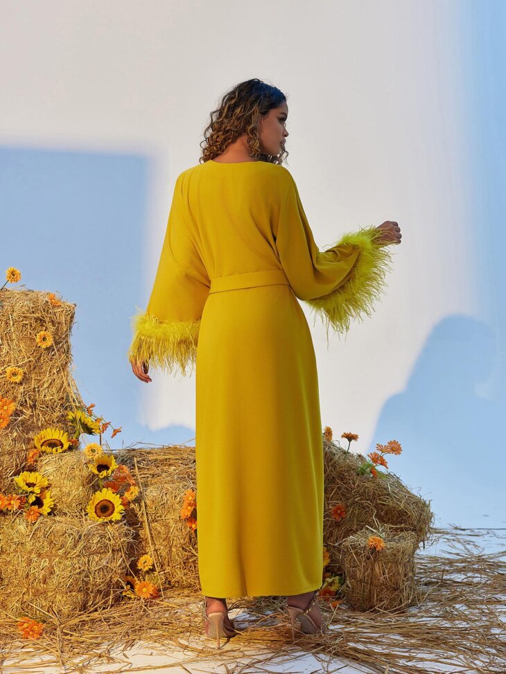 Ceridwen - Robe longue fendue à col en V et bordée de plumes – Image 2