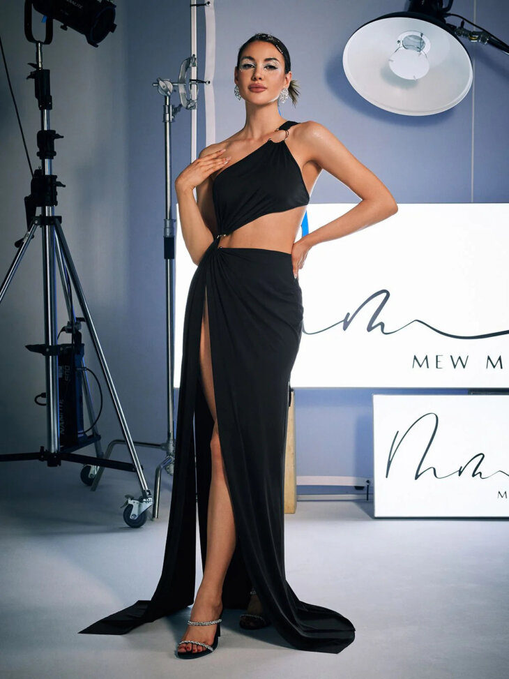 Mihi - Robe longue dos nu drapée et découpée - Noir – Image 3