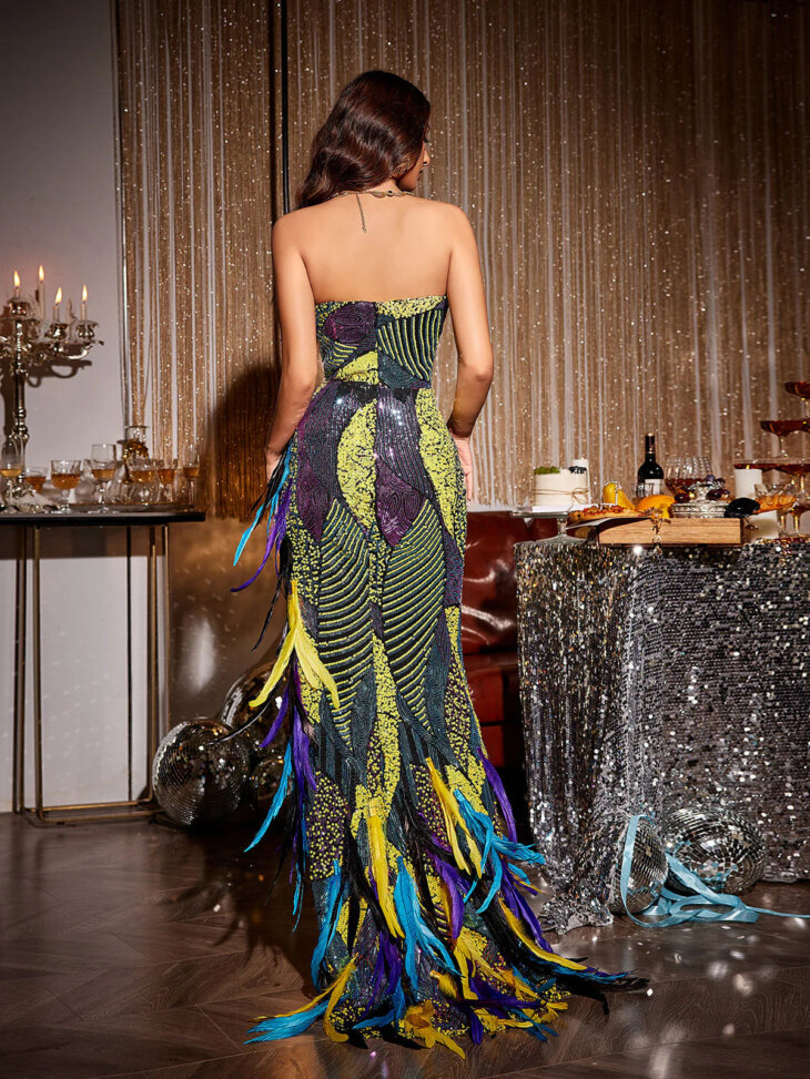 Robe longue asymétrique Fifi en patchwork de sequins et de plumes – Image 4