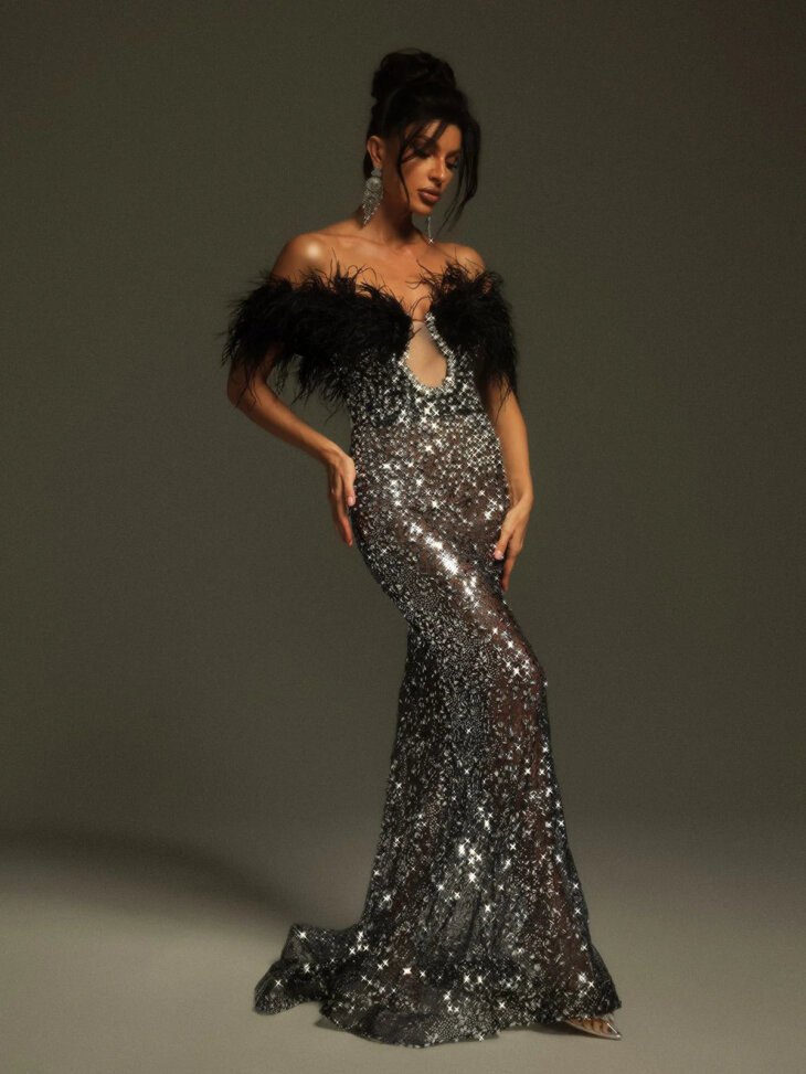 Robe longue Tayne à épaules dénudées et plumes avec strass – Image 3