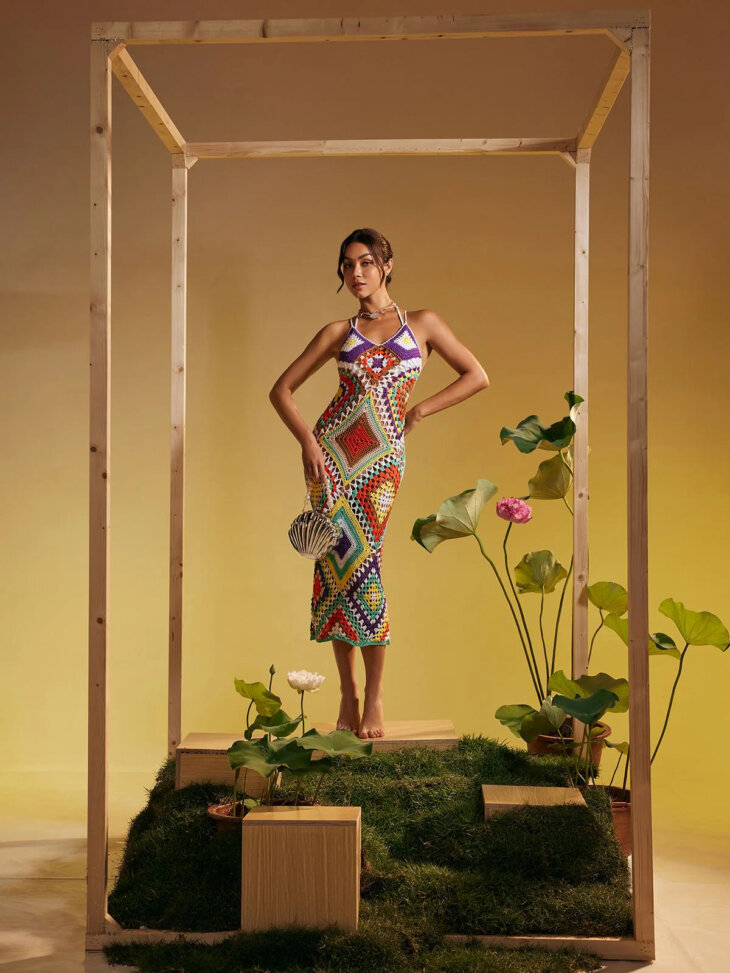 Robe en maille creuse à patchwork et spaghetti Monroe – Image 4