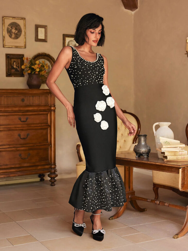 Robe mi-longue à fleurs et perles Reddy à décolleté plongeant – Image 3