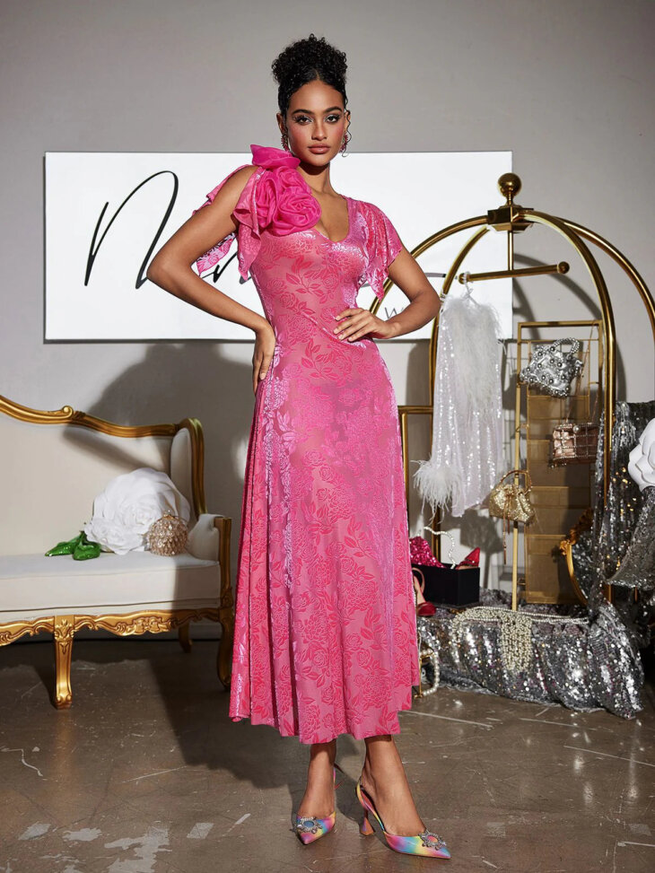 Robe mi-longue fleurie à col plongeant Kymani – Image 3