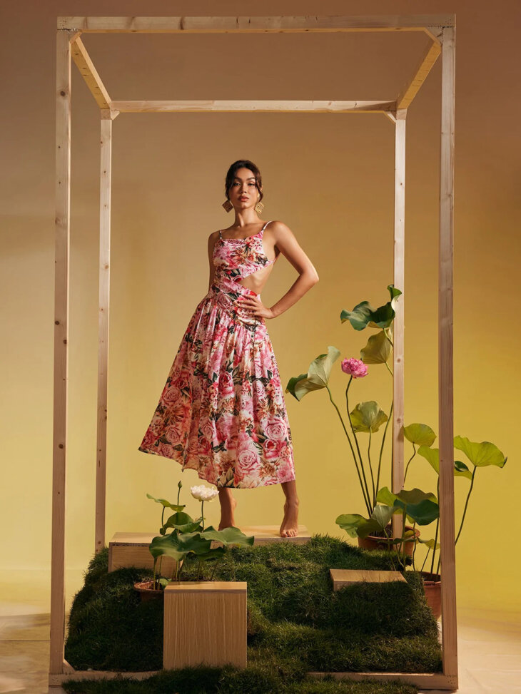 Robe mi-longue à imprimé floral et spaghetti Acie – Image 4