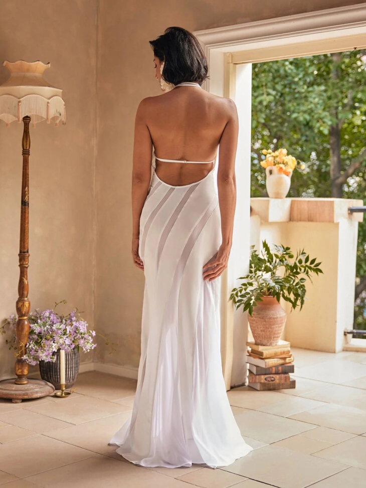 Robe longue en satin à col nu Narwani – Image 2