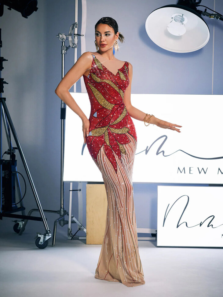 Robe longue ornée de perles de cristal Leofric – Image 3
