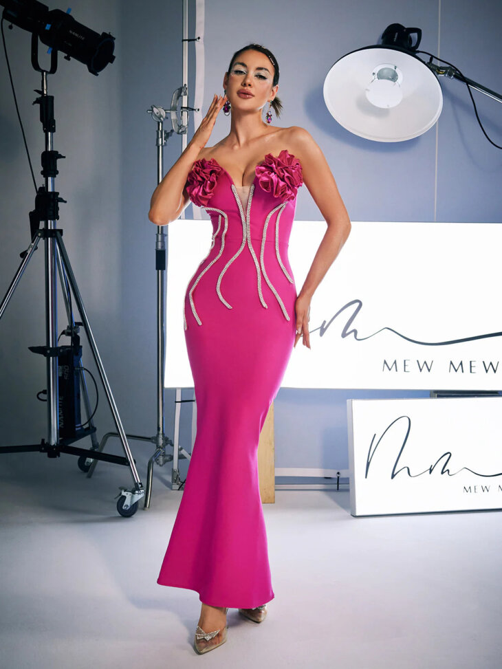 Robe bandage sans bretelles à fleurs en cristal Musa en rose vif – Image 3