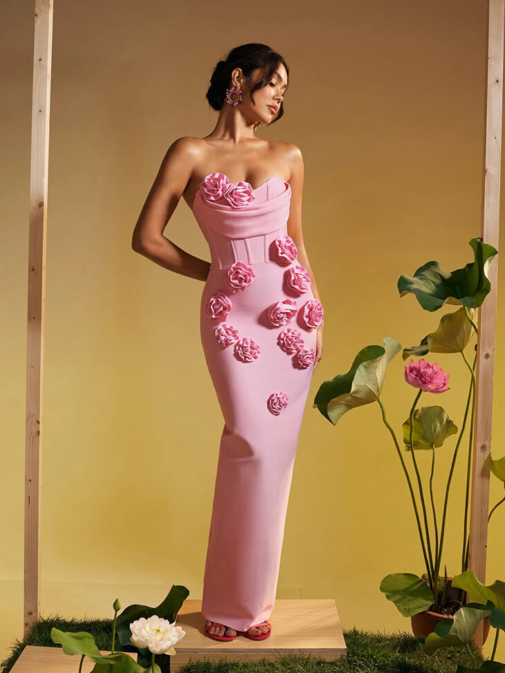 Arushi - Robe bandage fleurie sans bretelles en rose – Image 3