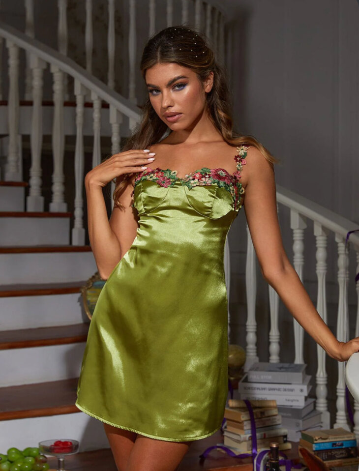 Robe courte en satin brodée de fleurs Gentry – Image 3