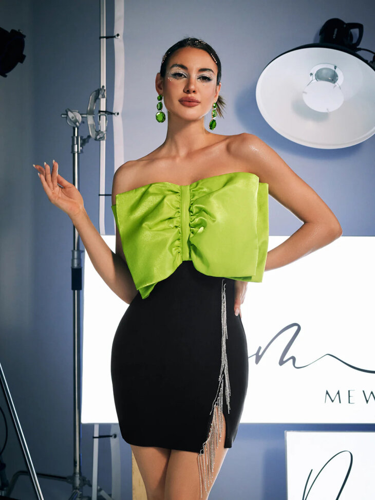 Idony - Mini-robe bustier à franges en cristal et nœud – Image 5