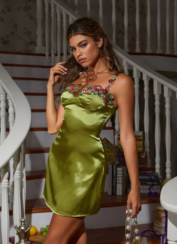 Robe courte en satin brodée de fleurs Gentry – Image 2