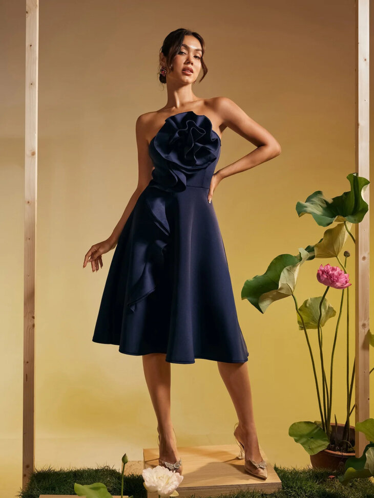 Robe midi froncée fleurie sans bretelles Polly – Image 3