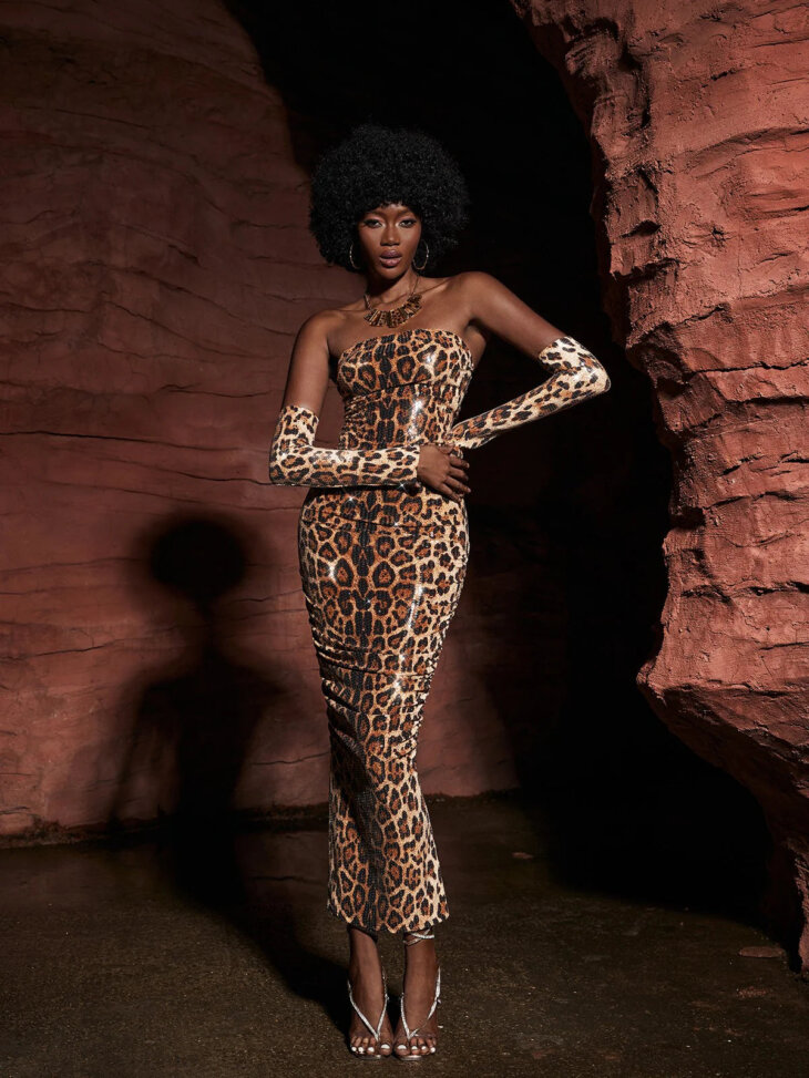 Robe longue sans bretelles à sequins léopard Peyton – Image 3