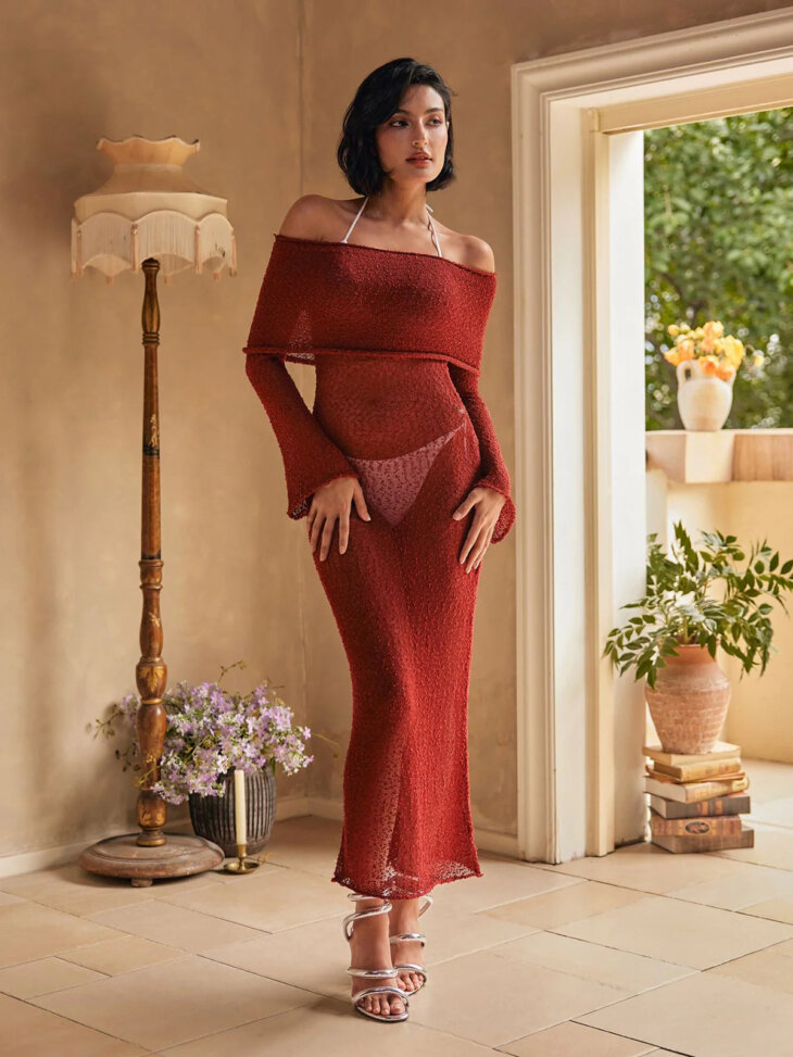 Robe longue en maille Juliea à épaules dénudées en rouge – Image 4