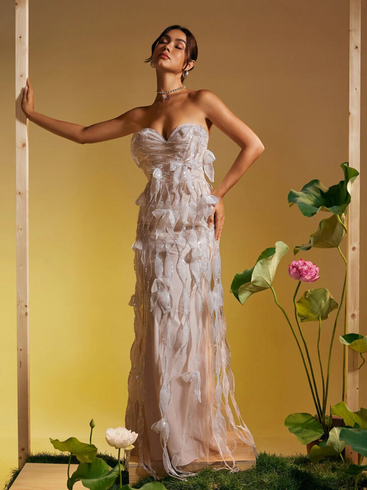 Robe longue sans bretelles à franges et nœud à sequins Omri – Image 4