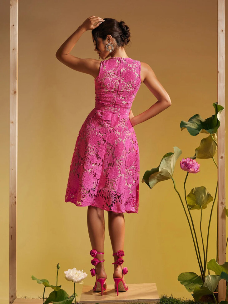 Robe mi-longue brodée de fleurs sans manches Enda – Image 2