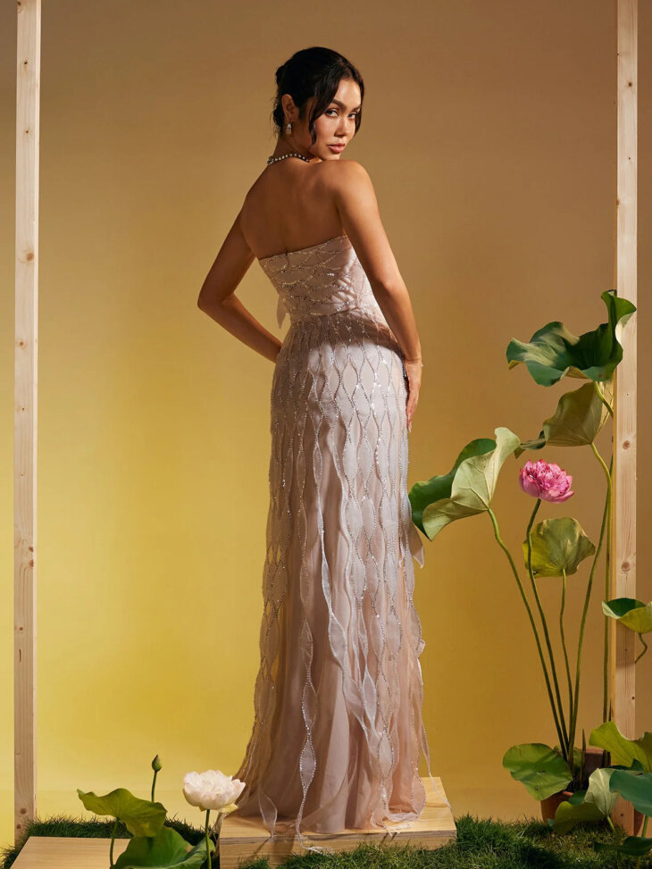 Robe longue sans bretelles à franges et nœud à sequins Omri – Image 2