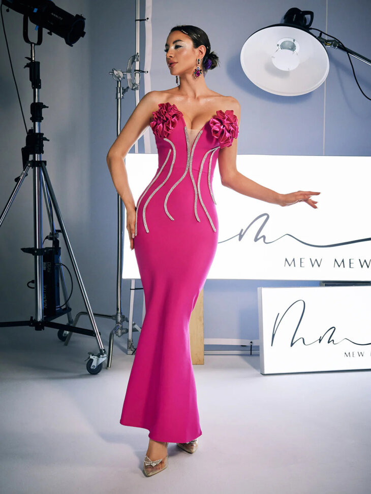 Robe bandage sans bretelles à fleurs en cristal Musa en rose vif – Image 2