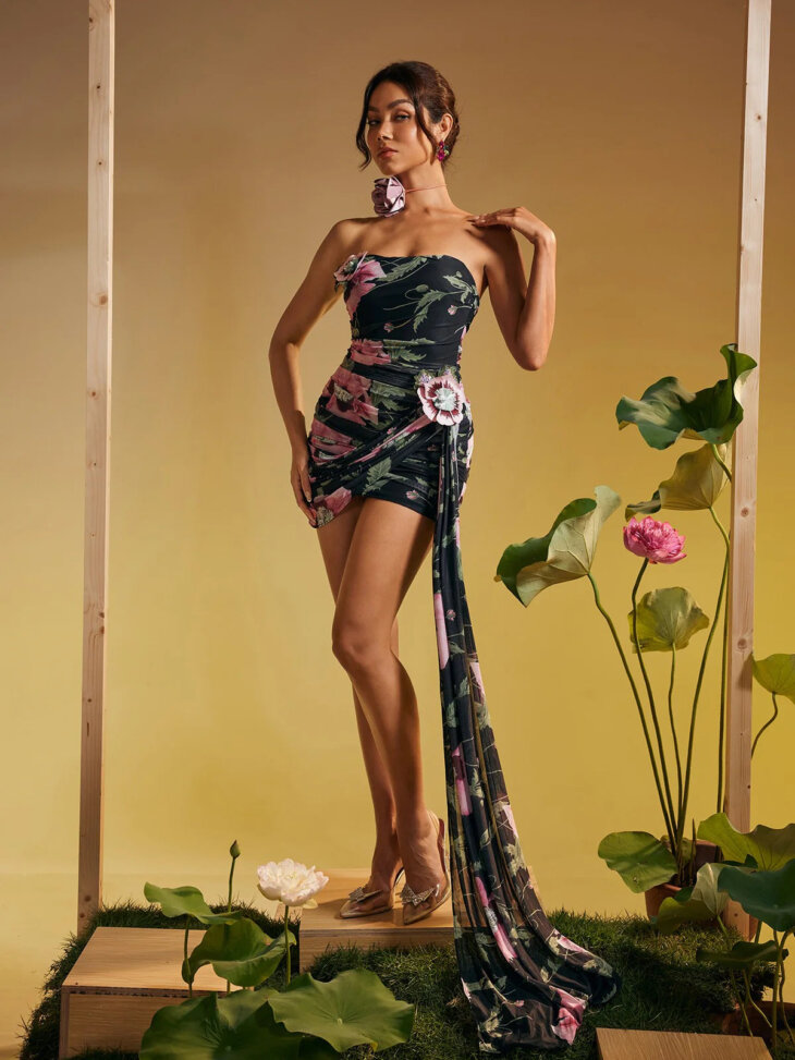 Mini-robe drapée sans bretelles à imprimé floral Kuba – Image 4