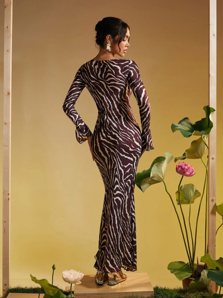 Robe longue imprimée tigre à manches longues Cecily – Image 2