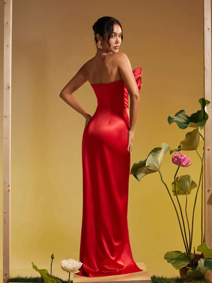 Robe longue sans bretelles en satin à fleurs Taika – Image 2