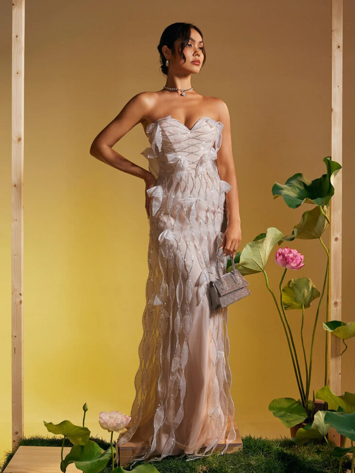 Robe longue sans bretelles à franges et nœud à sequins Omri – Image 3