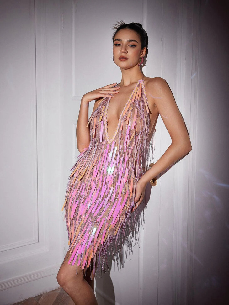 Taryn - Mini-robe à franges et chaîne en cristal à col en V – Image 4