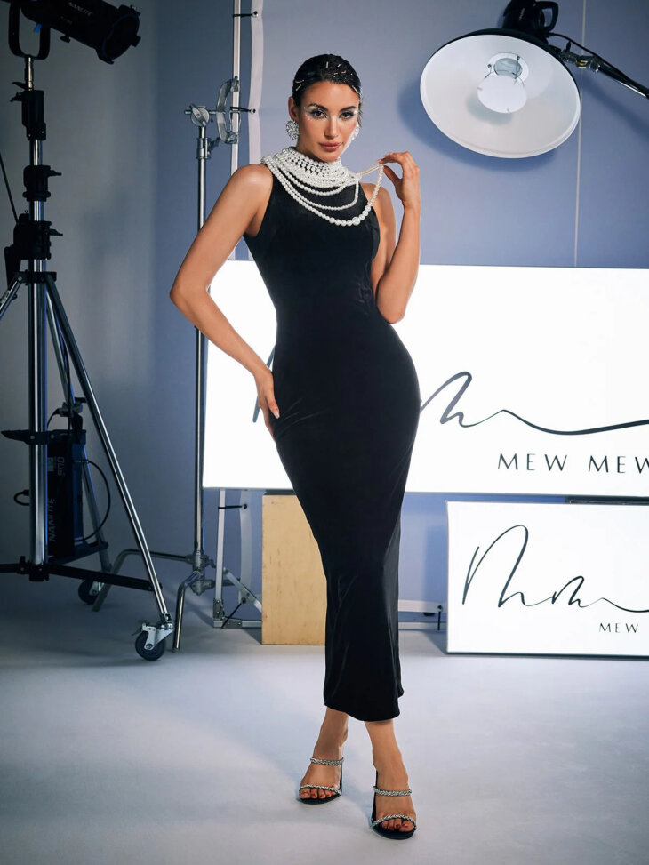 Robe longue à col montant ornée de perles Dustin – Image 4