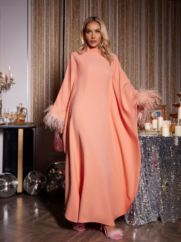Ceridwen - Robe longue en plumes à manches longues - Orange – Image 3