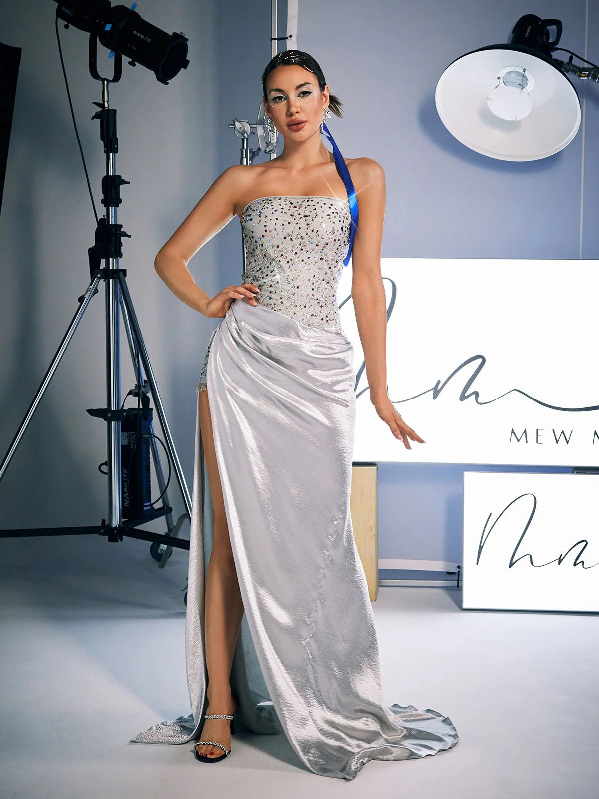 Robe longue en satin à patchwork de strass Corey – Image 3