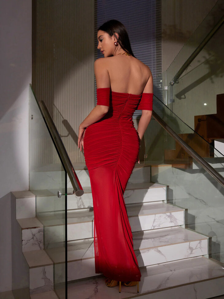 Camille - Robe froncée en maille à épaules dénudées - Rouge – Image 5