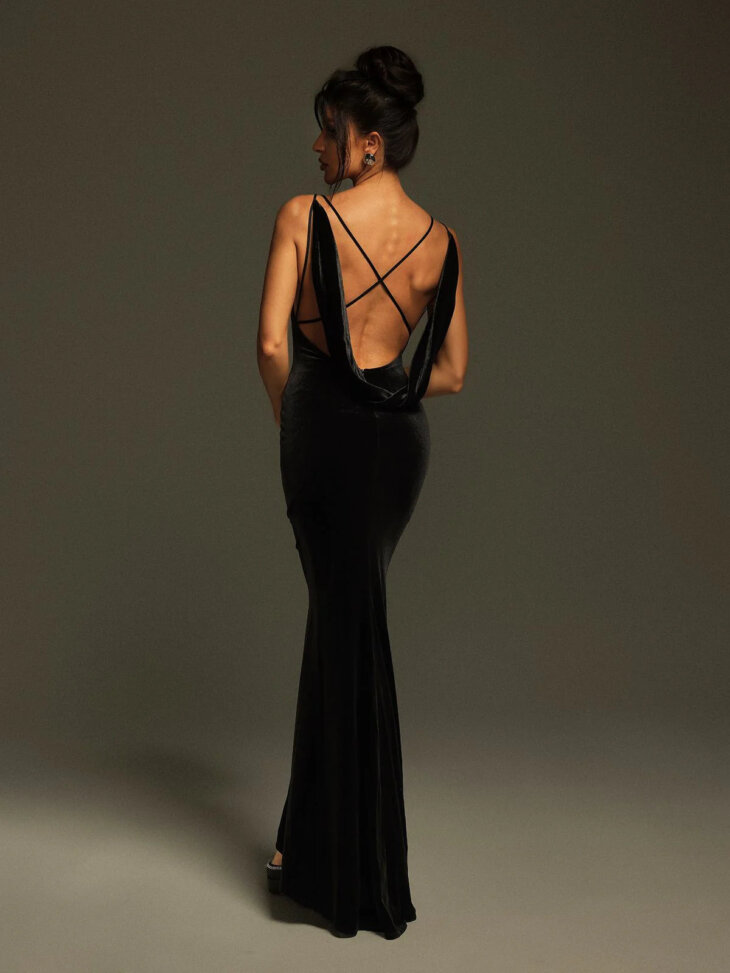 Nketiah - Robe longue en velours fleuri à col plongeant – Image 2